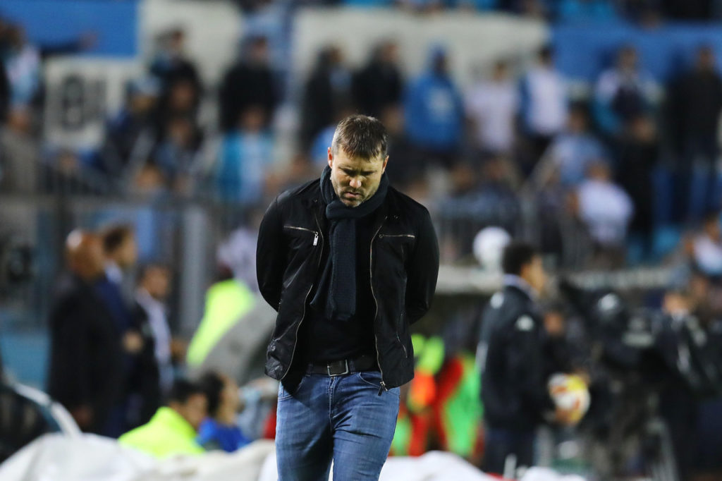 Eduardo Coudet, do Internacional, pensativo em um jogo do time na temporada.