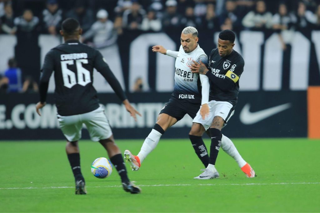 Tchê Tchê marcando Matheuzinho no jogo entre Corinthians e Botafogo pelo Brasileirão