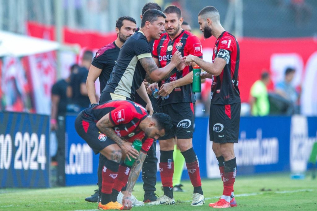 Técnico Thiago Carpini no comando do Vitória no Campeonato Brasileiro