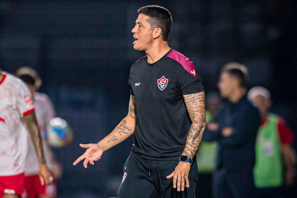 Técnico Thiago Carpini orienta os jogadores do Vitória em jogo do Brasileiro