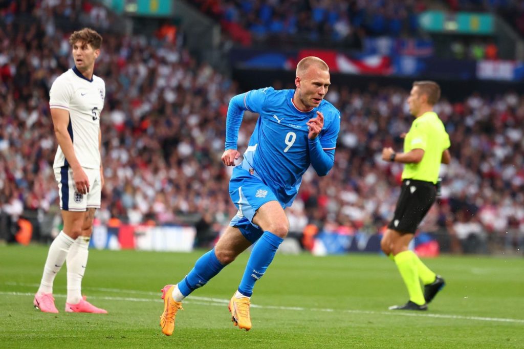 Thorsteinsson comemora gol da Islândia no amistoso contra a Inglaterra