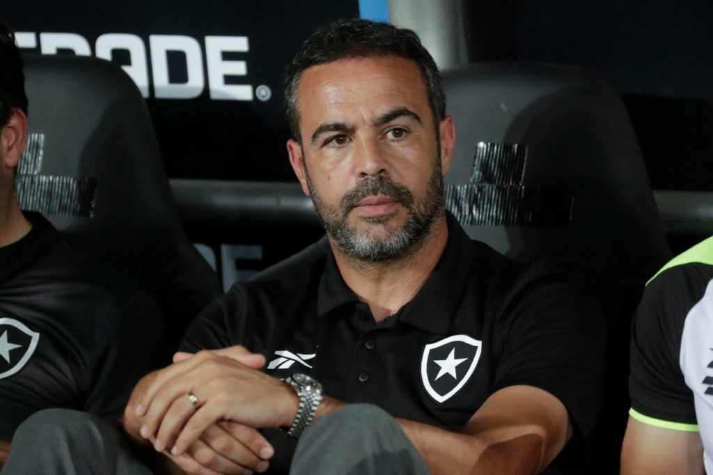 Técnico Artur Jorge no comando do Botafogo