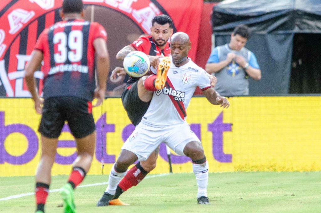 Atacante Vagner Love em ação pelo Atlético Goianiense no Brasileirão