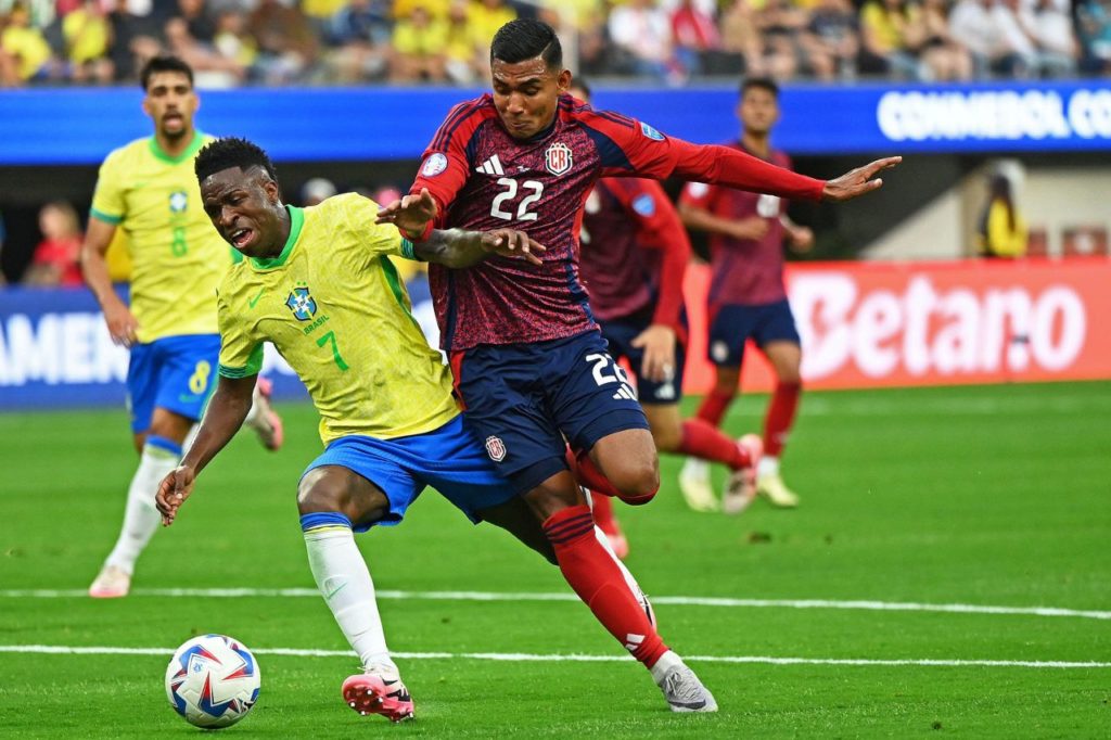 Vini Jr tenta se livrar da marcação da Costa Rica em jogo do Brasil na Copa América