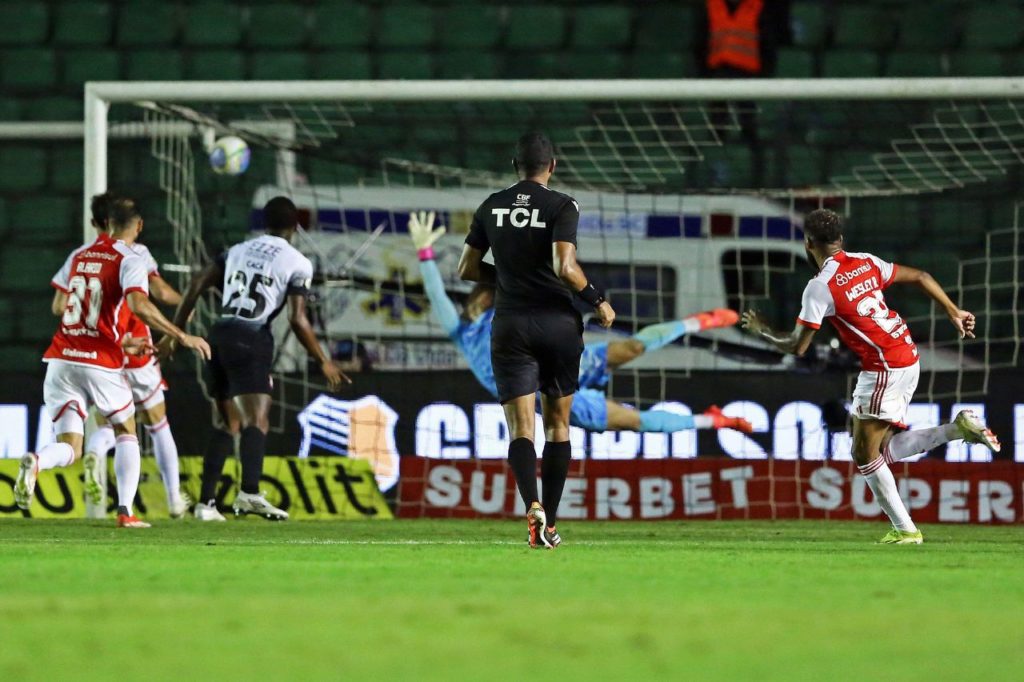 Atacante Wesley finaliza no ângulo na vitória do Internacional sobre o Corinthians no Orlando Scarpelli