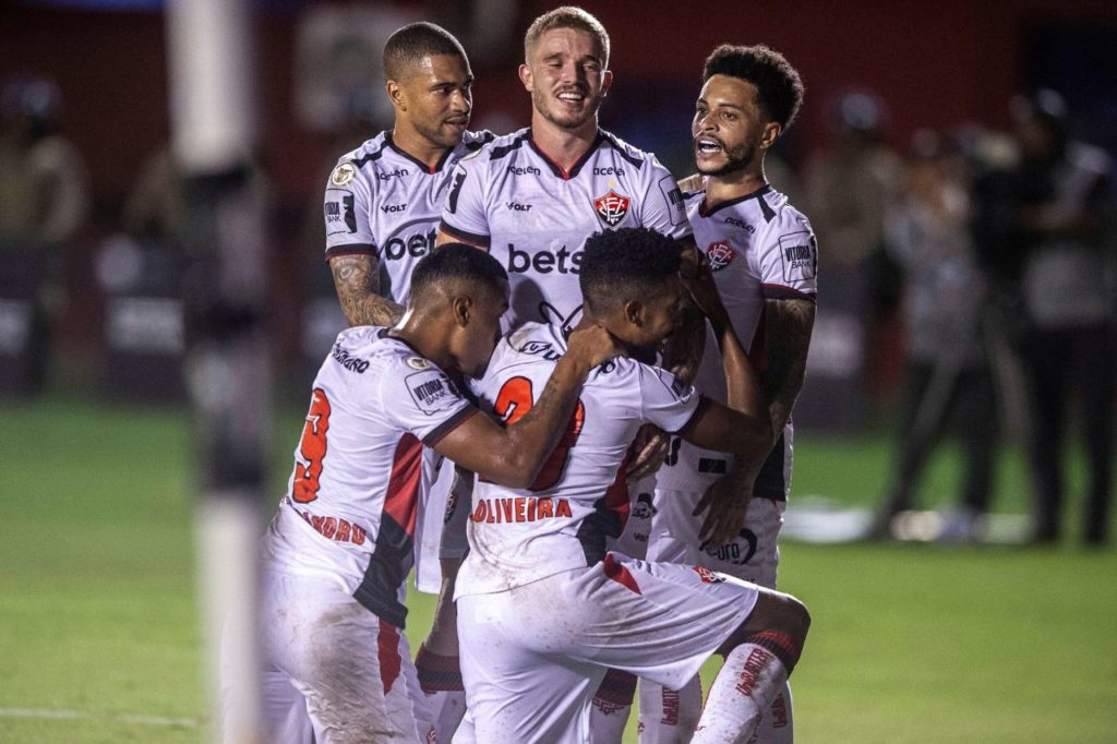 Jogadores do Vitória comemorando gol de Willian Oliveira no triunfo sobre o Atlético-MG no Barradão