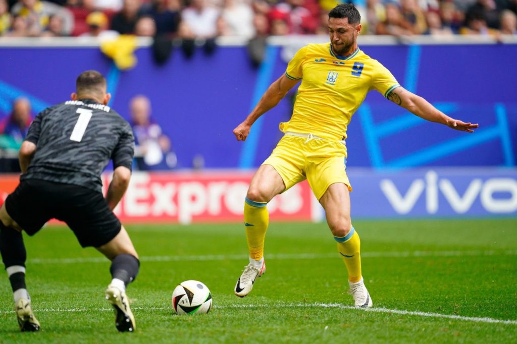 Roman Yaremchuk faz o gol da Ucrânia na vitória sobre a Eslováquia na Eurocopa