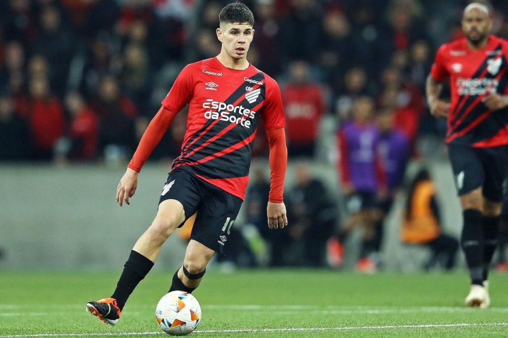 Zapelli carregando a bola em jogo do Athletico Paranaense no Brasileirão