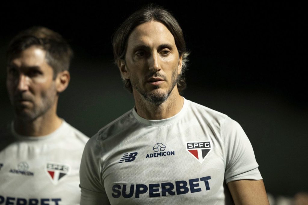 Técnico Zubeldía no comando do São Paulo em jogo do Campeonato Brasileiro