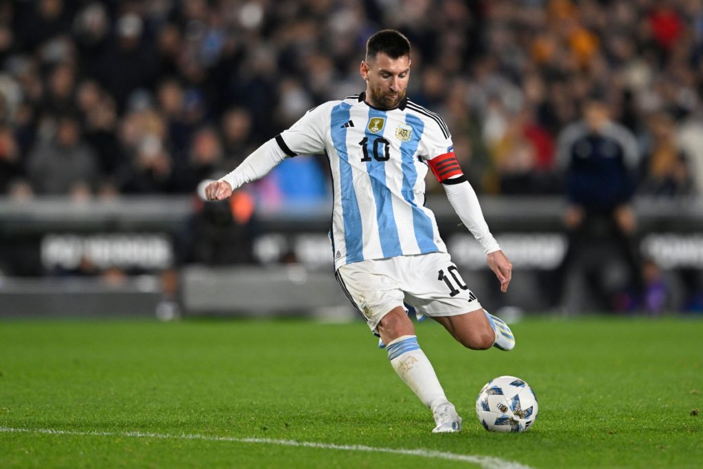 Messi chutando para o gol durante partida de qualificação para a Copa do Mundo.