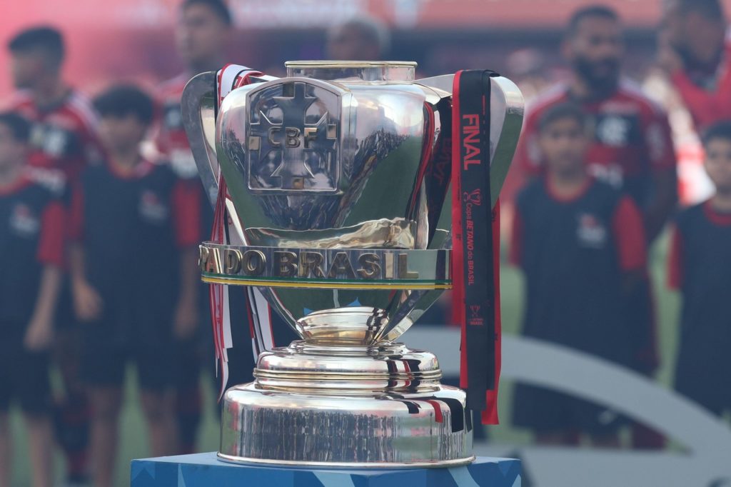 Taça da Copa do Brasil no gramado do Morumbi, em São Paulo.