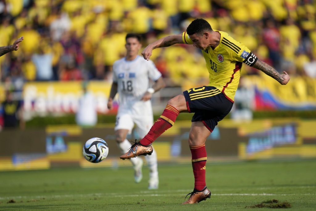 James Rodriguez chutando para o gol em partida entre Colômbia e Uruguai.