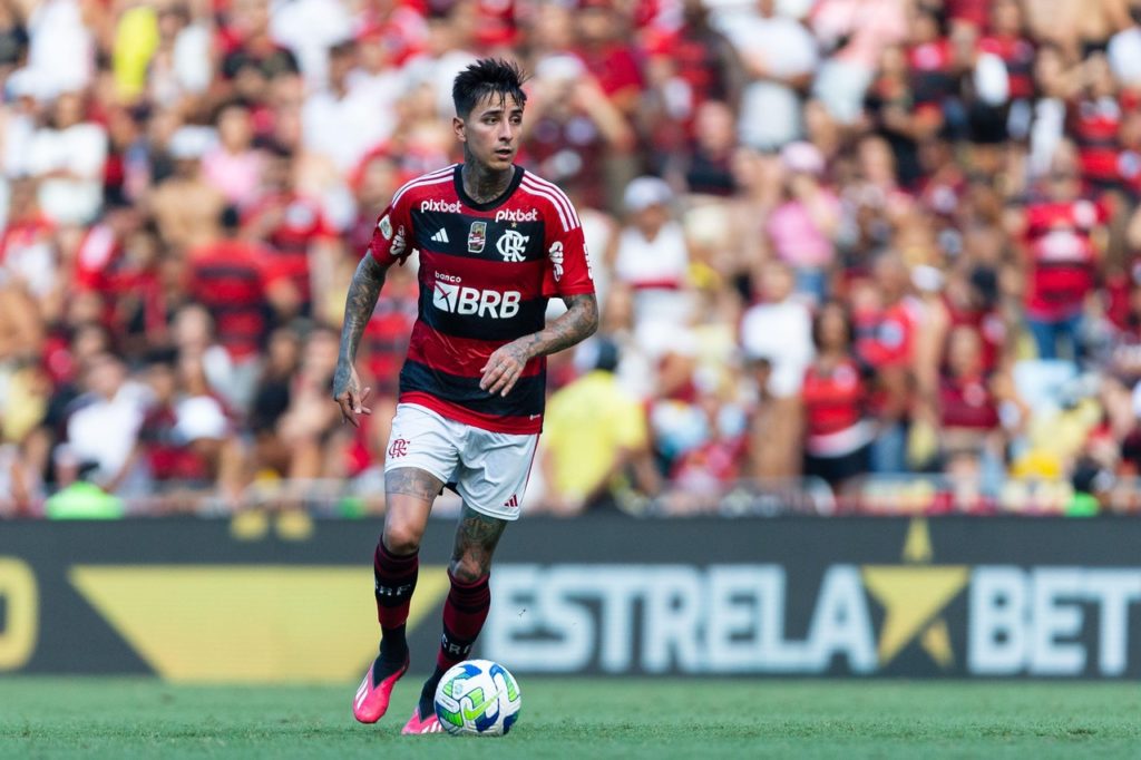 Erick Pulgar, do Flamengo, correndo em campo em um dos jogos do Flamengo na temporada.