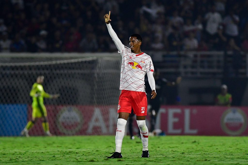 Talisson, do Bragantino, pede a bola para um companheiro durante um jogo do time na temporada de 2024.