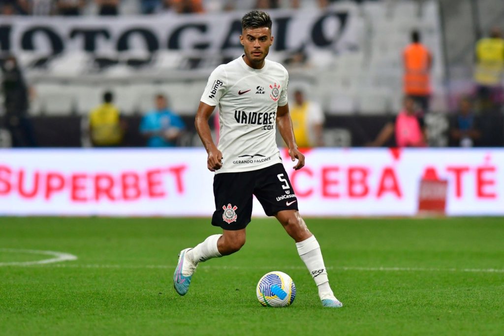 Fausto Vera, do Corinthians, com a bola dominada em um dos jogos da equipe na temporada.