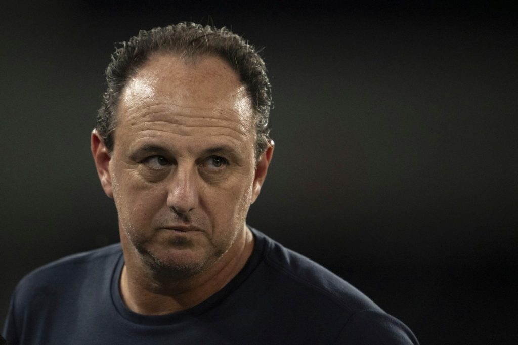 Rogério Ceni, do Bahia, observa o time em um dos jogos da temporada.