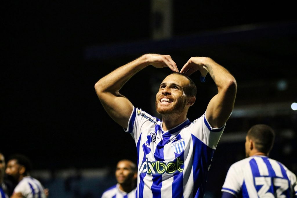 Pedro Castro, do Avaí, comemorando um gol pelo time na temporada.