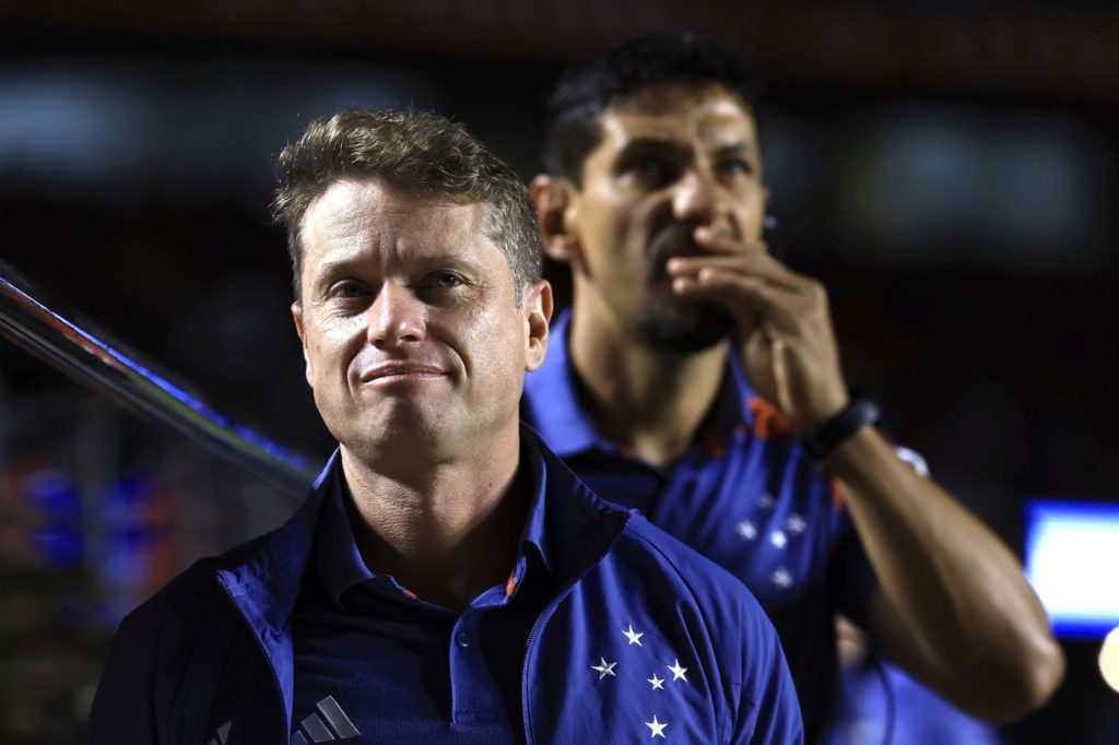 Fernando Seabra, do Cruzeiro, observando o jogo em uma das rodadas do Brasileirão de 2024.