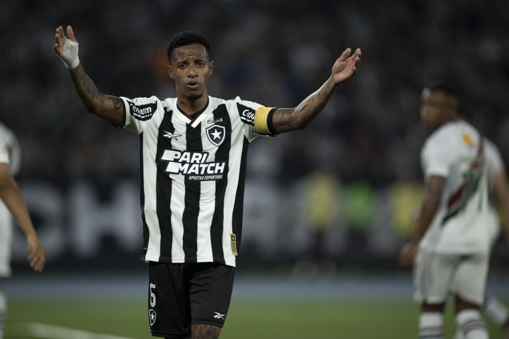 Tchê Tchê, do Botafogo, gesticula com os companheiros em um dos jogos da temporada de 2024.