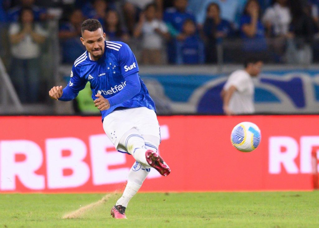 Zé Ivaldo, do Cruzeiro, tocando a bola em um jogo do time na temporada.