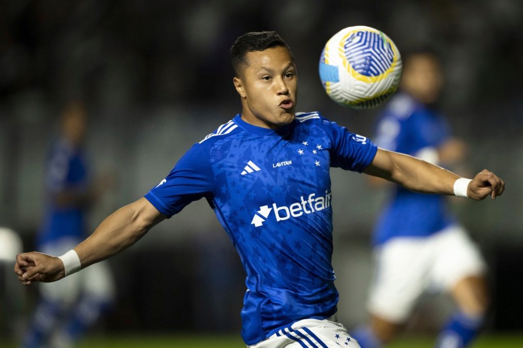 Marlon, do Cruzeiro, tentando passar a bola em um dos jogos do time na temporada.