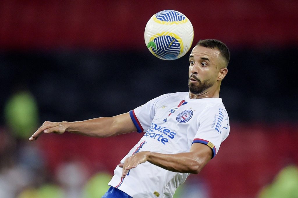 Caio Alexandre, do Bahia, dominando a bola em um dos jogos do time na temporada de 2024.