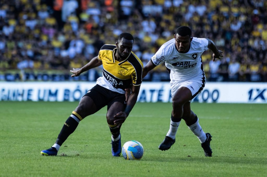 Bolasie, do Criciúma, disputa a bola com um adversário durante um jogo do time no Brasileirão de 2024.