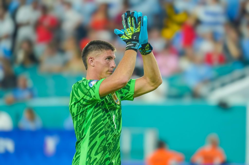 Rochet, do Internacional, em ação pela seleção do Uruguai na Copa América.