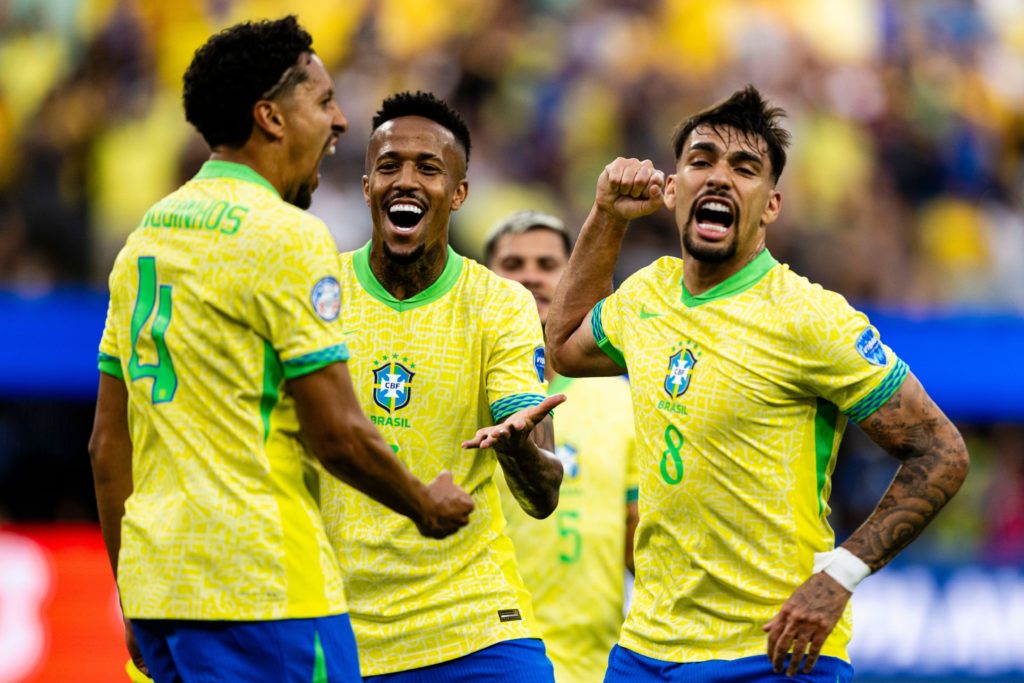 Jogadores brasileiros comemorando gol durante uma partida contra a Costa Rica na Copa América 2024.