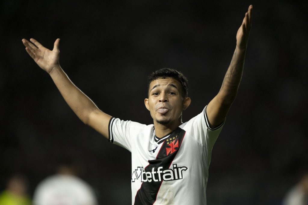 Adson, do Vasco, comemorando um gol pelo clube na rodada do Campeonato Brasileiro.