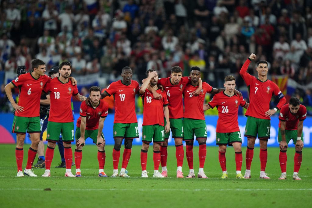 Seleção de Portugal posicionada para fazer a defesa do pênalti durante partida da Euro 2024.