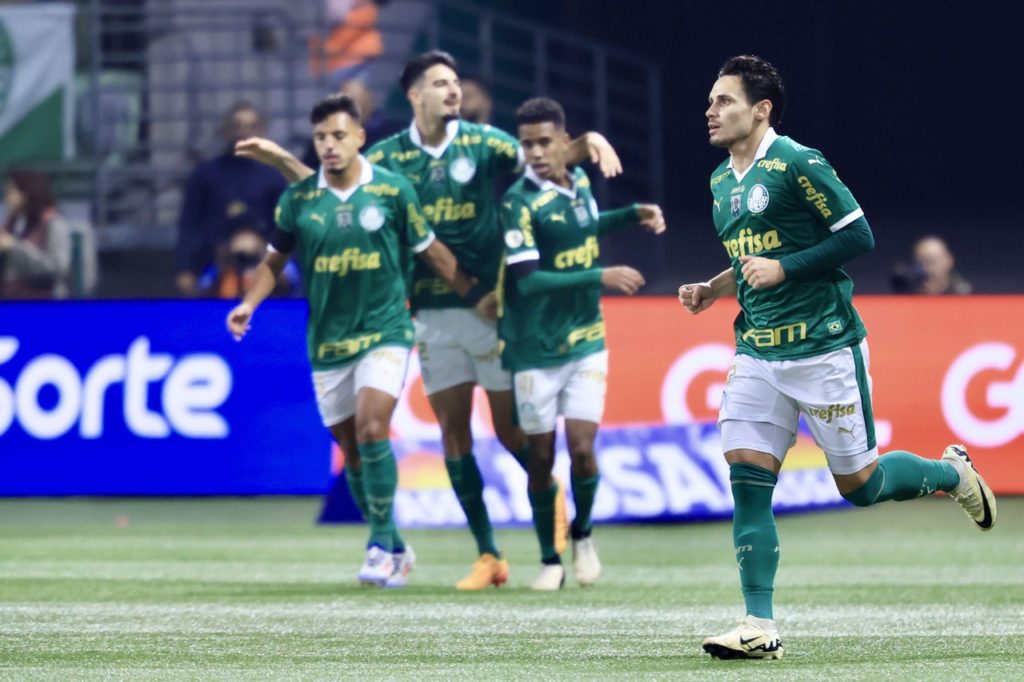 Raphael Veiga, do Palmeiras, comemorando um gol marcado em um jogo do Campeonato Brasileiro.