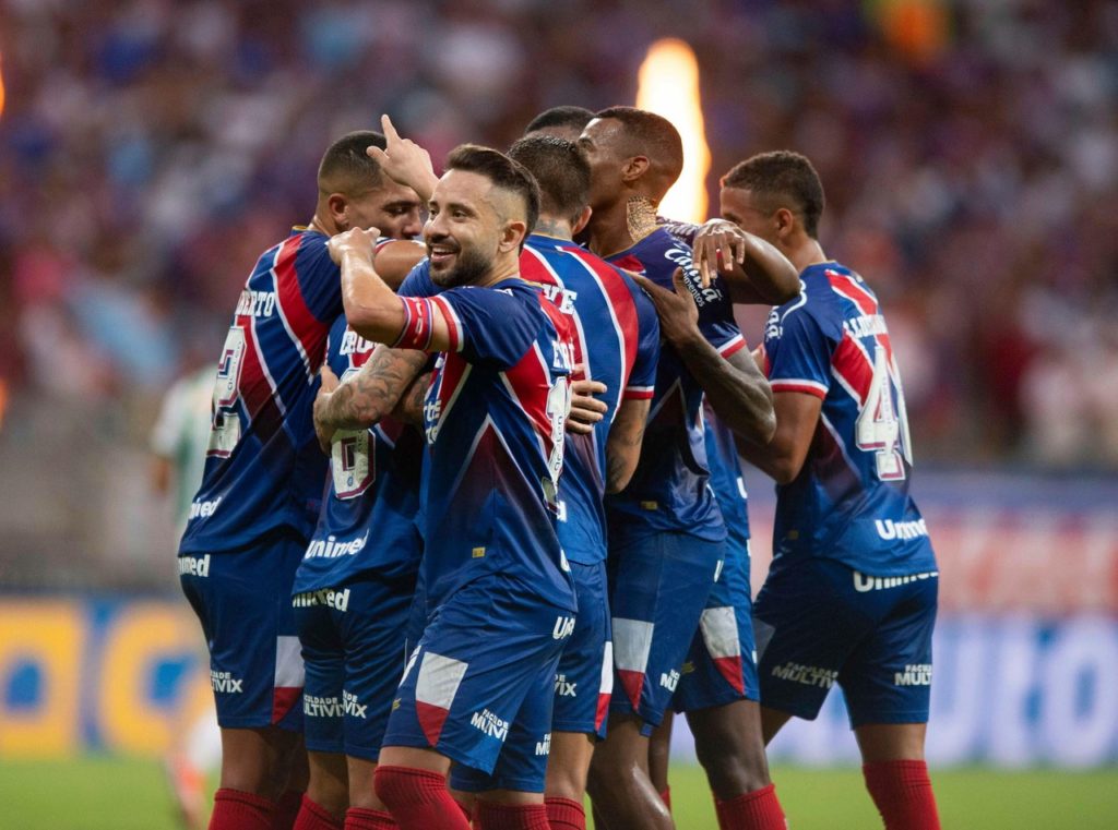 Jogadores do Bahia se abraçando em um dos jogos do time no Brasileirão de 2024.