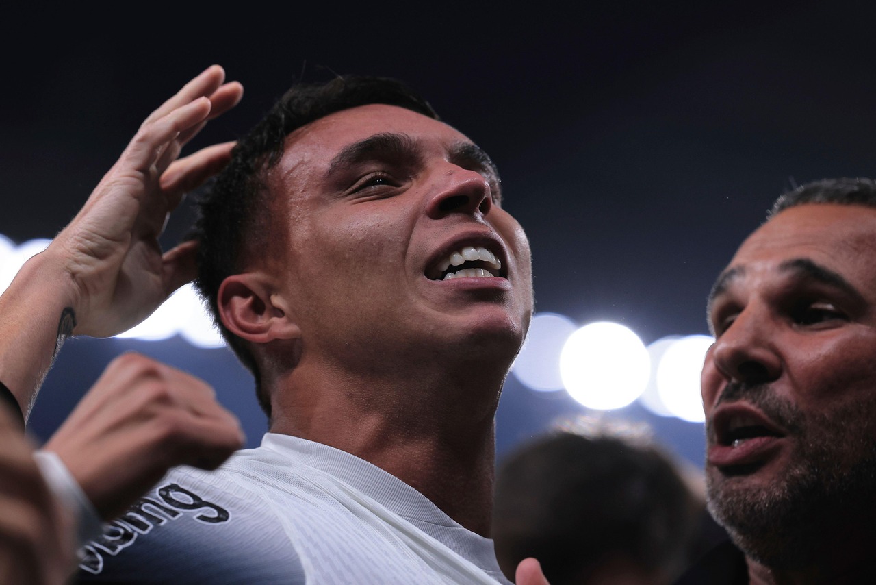Com gol no fim, Corinthians vence o Vitória pelo Brasileirão