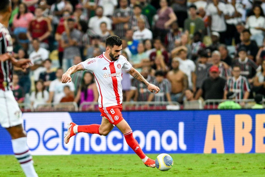 Meio-campista do Inter, Bruno Henrique, durante partida no Maracanã.