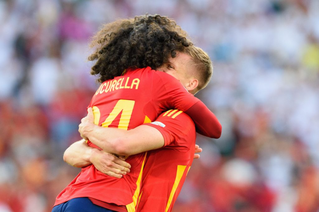 Marc Cucurella, da Espanha, celebra com o colega de equipe o segundo gol contra a Alemanha nas quartas de final da Euro 2024.