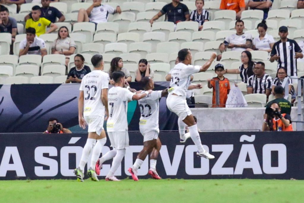 Jogadores do Santos comemorando um gol da equipe em um jogo da Série B.