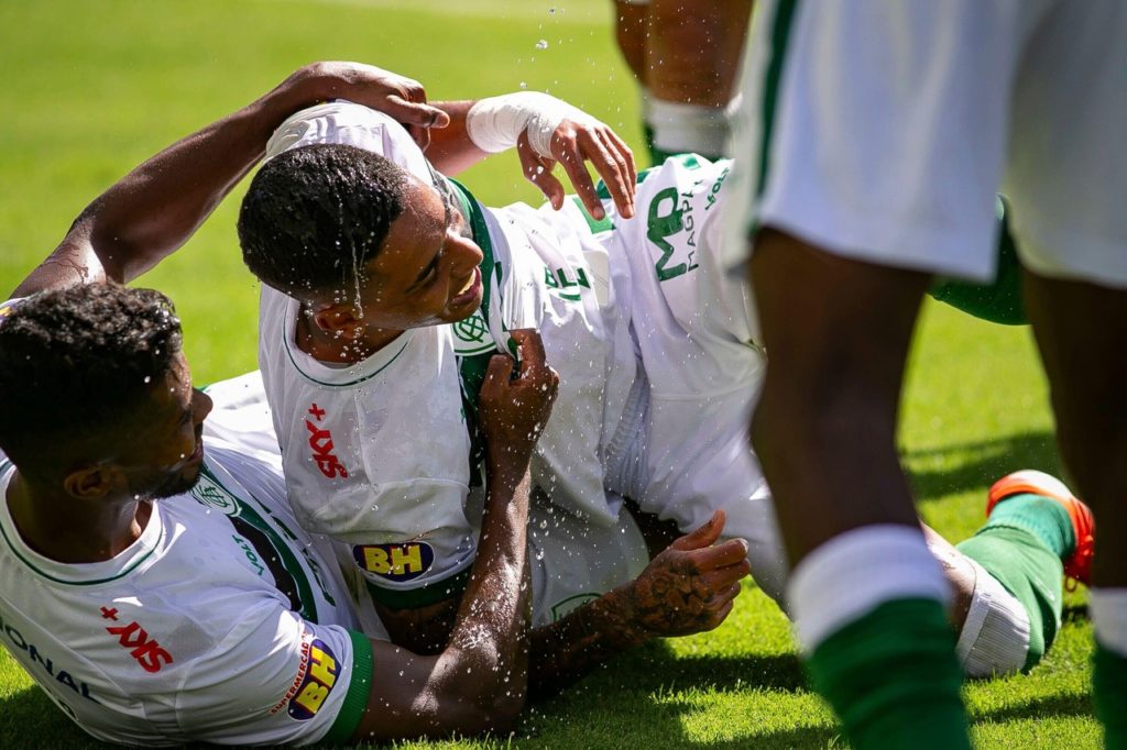 Jogadores do América-MG comemorando um dos gols marcados pela equipe na temporada.