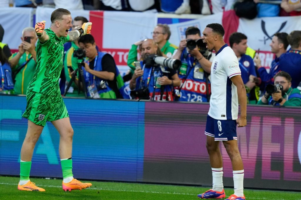 Pickford e Alexander-Arnold, da Inglaterra, comemorando a classificação da equipe na Euro-2024.