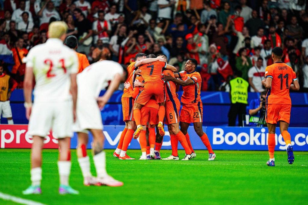 Jogadores da Holanda se abraçando ao celebrar mais um gol da equipe na Euro de 2024.