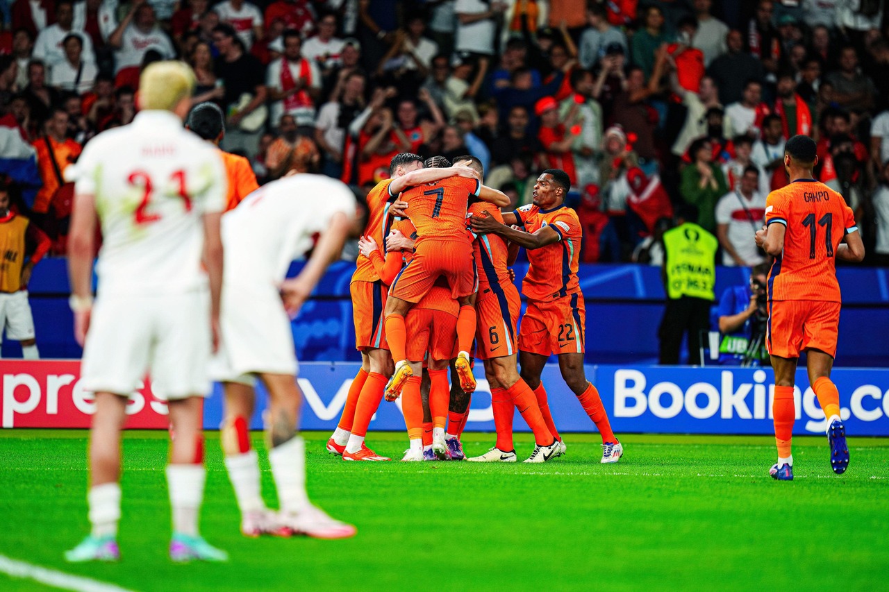 Holanda vira para cima da Turquia e avança à semifinal da Euro