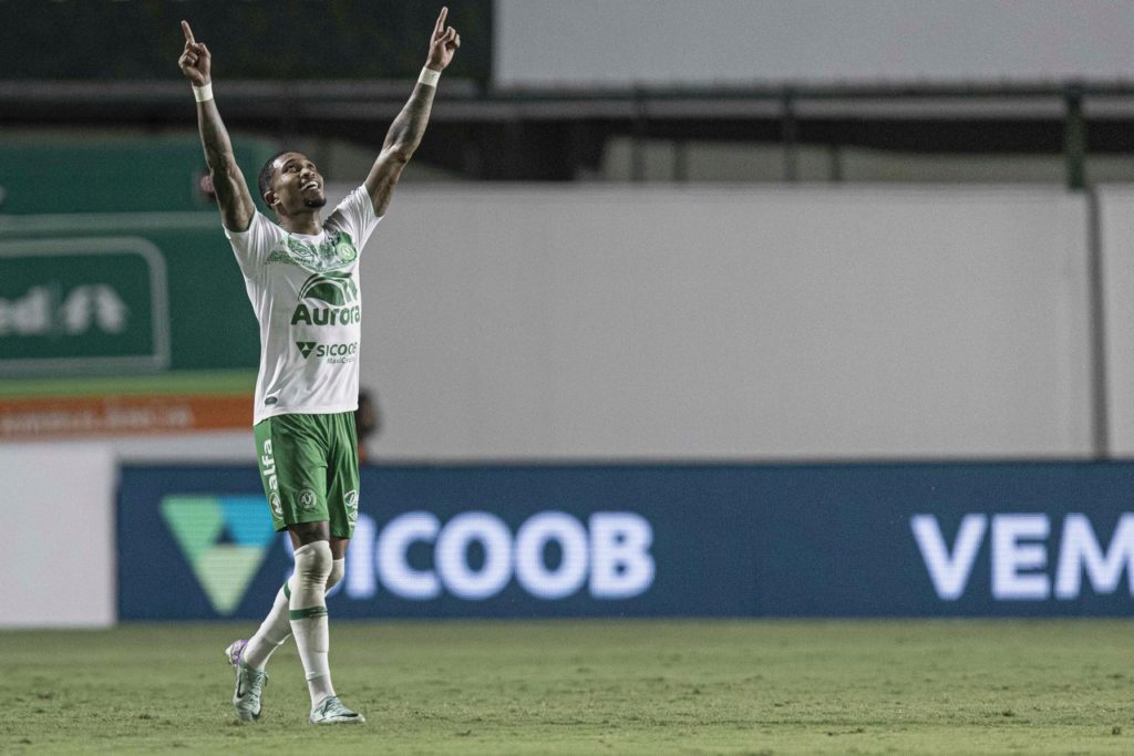 Mário Sérgio, da Chapecoense, comemorando um gol pelo clube em uma das rodadas do Brasileirão da Série B.