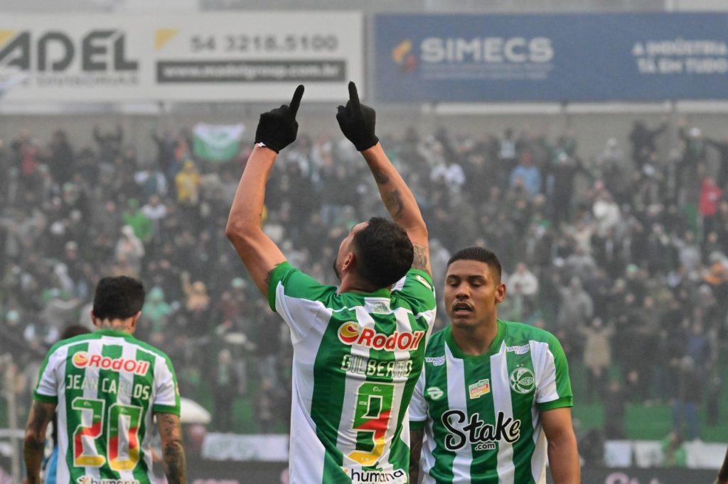 Gilberto, do Juventude, comemorando um dos gols marcados pelo time na rodada do Brasileiro.