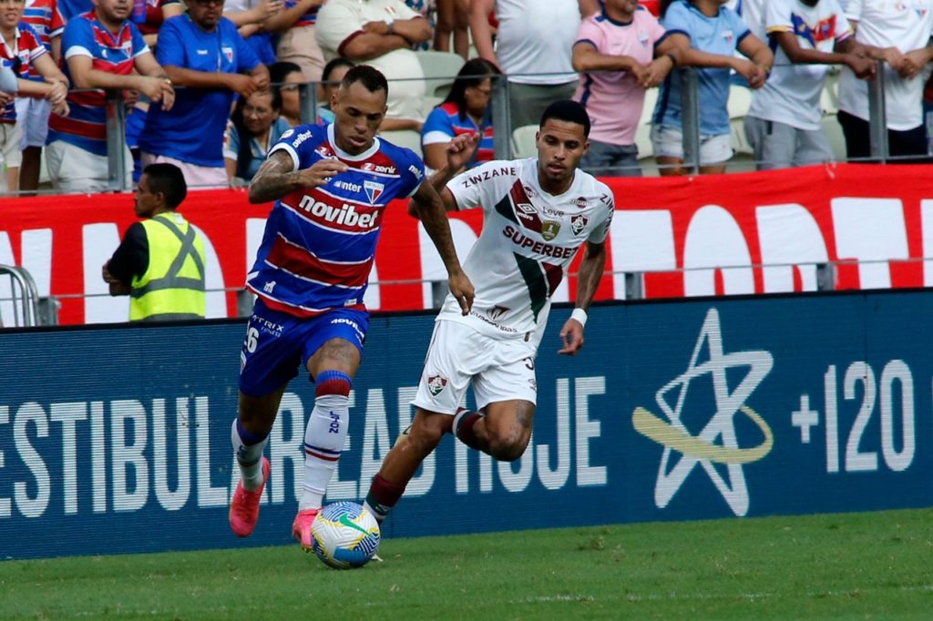 Breno Lopes, do Fortaleza, enfrentando um adversário durante um jogo do time no Brasileirão de 2024.