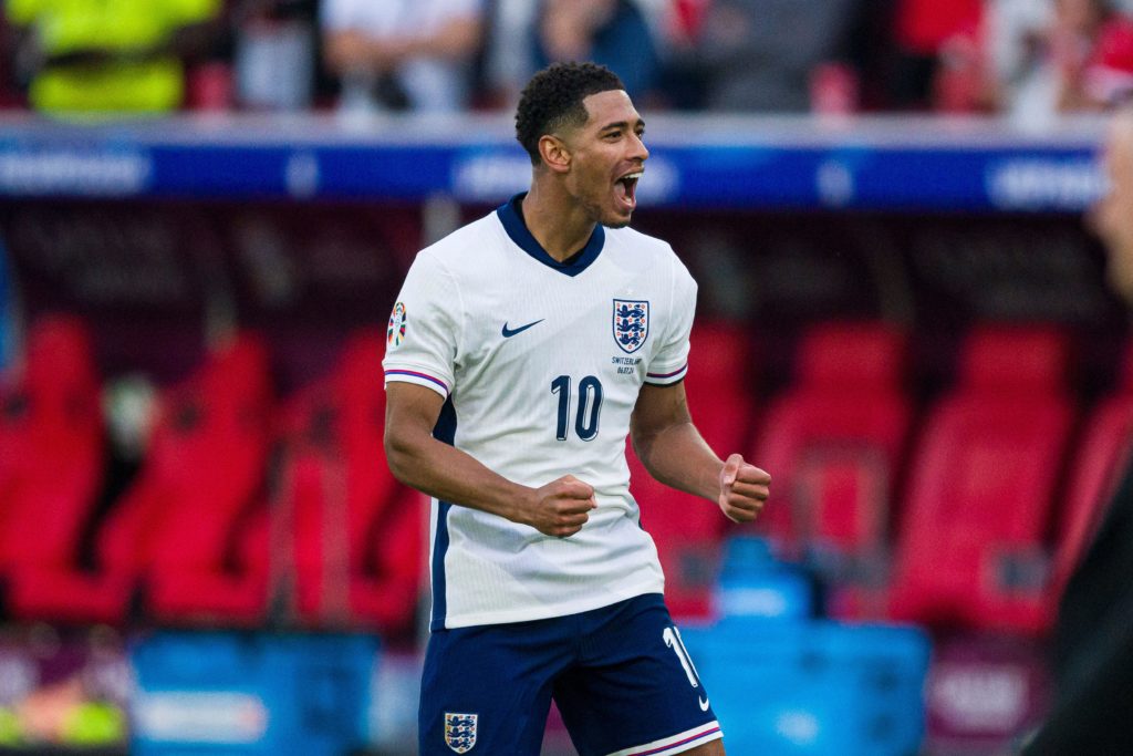 Jude Bellingham celebrando a vitória contra a Suíça durante as quartas de final da Euro 2024.