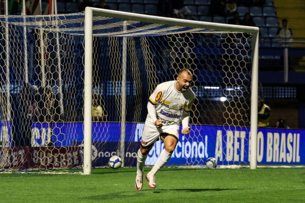 Rodolfo, do Novorizontino, comemorando um dos gols marcados pelo time na Série B.