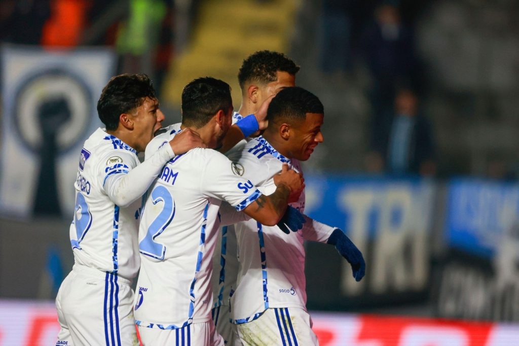 Arthur Gomes, do Cruzeiro, comemorando com os companheiros um dos gols de um jogo da temporada de 2024.