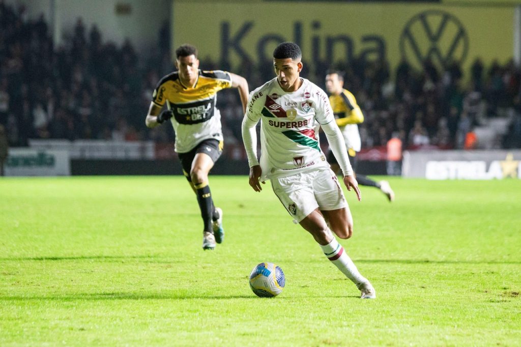 Kauã Elias, do Fluminense, tenta se desvencilhar de um adversário em um dos jogos do time no Brasileirão de 2024.