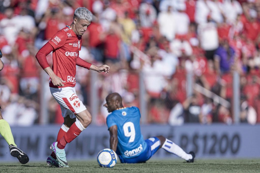 João Lucas, do Vila Nova, fazendo uma jogada em cima de Vagner Love durante um jogo da Série B do Brasileiro,