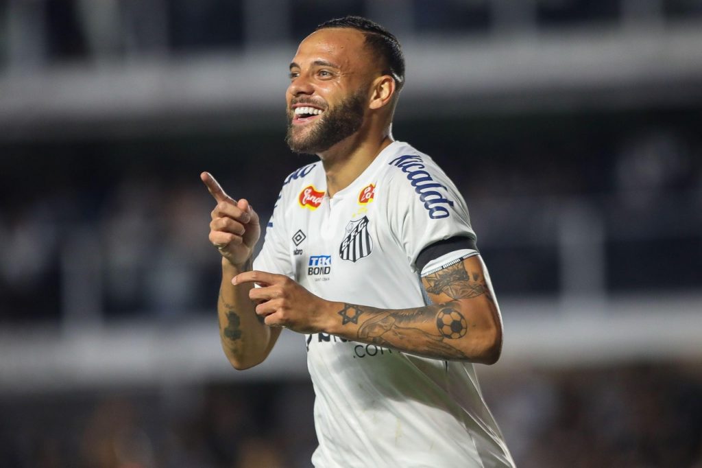 Guilherme, do Santos, comemorando um dos gols do time na rodada da Série B de 2024.